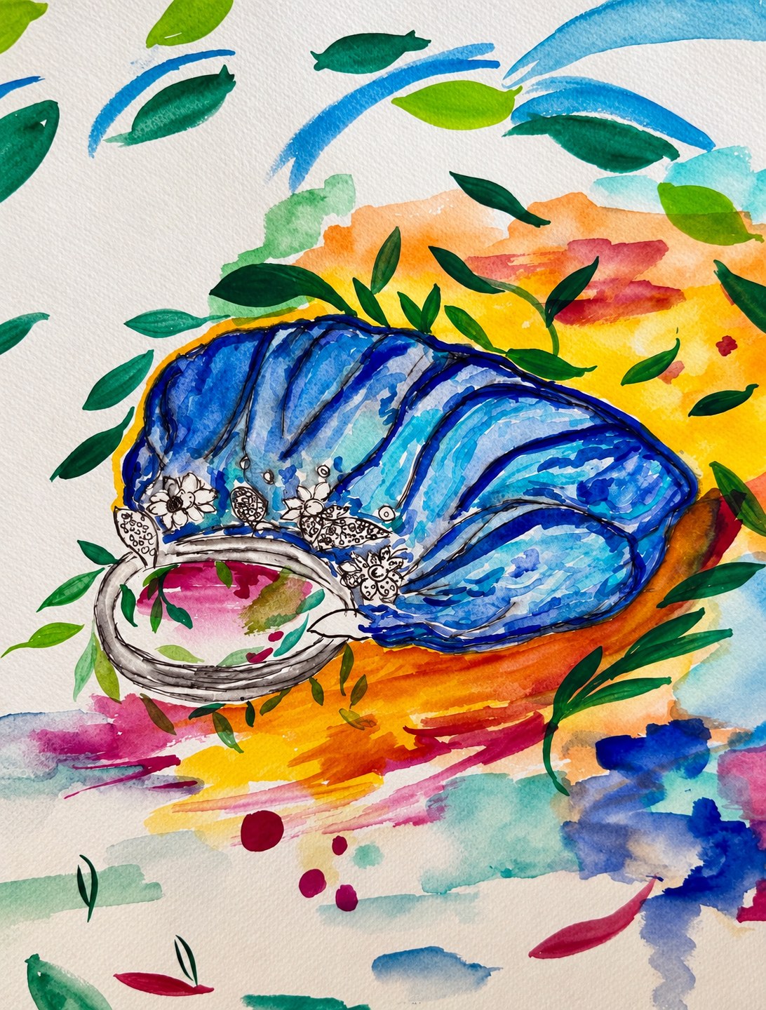Illustration à l'aquarelle d'un sac bleu drapé, orné de fleurs, posé près d'un anneau, parmi des feuillages.