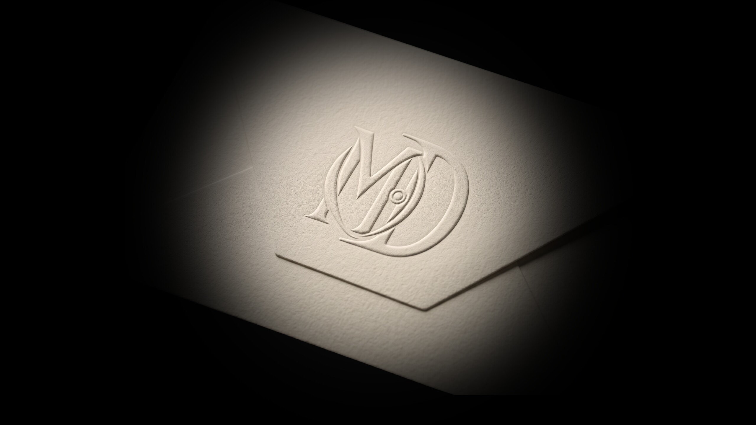 Enveloppe Maison Delmon — monogramme MD débossé sur velin, émergeant du Velours profond. Symbole d'entrée en correspondance privée.
