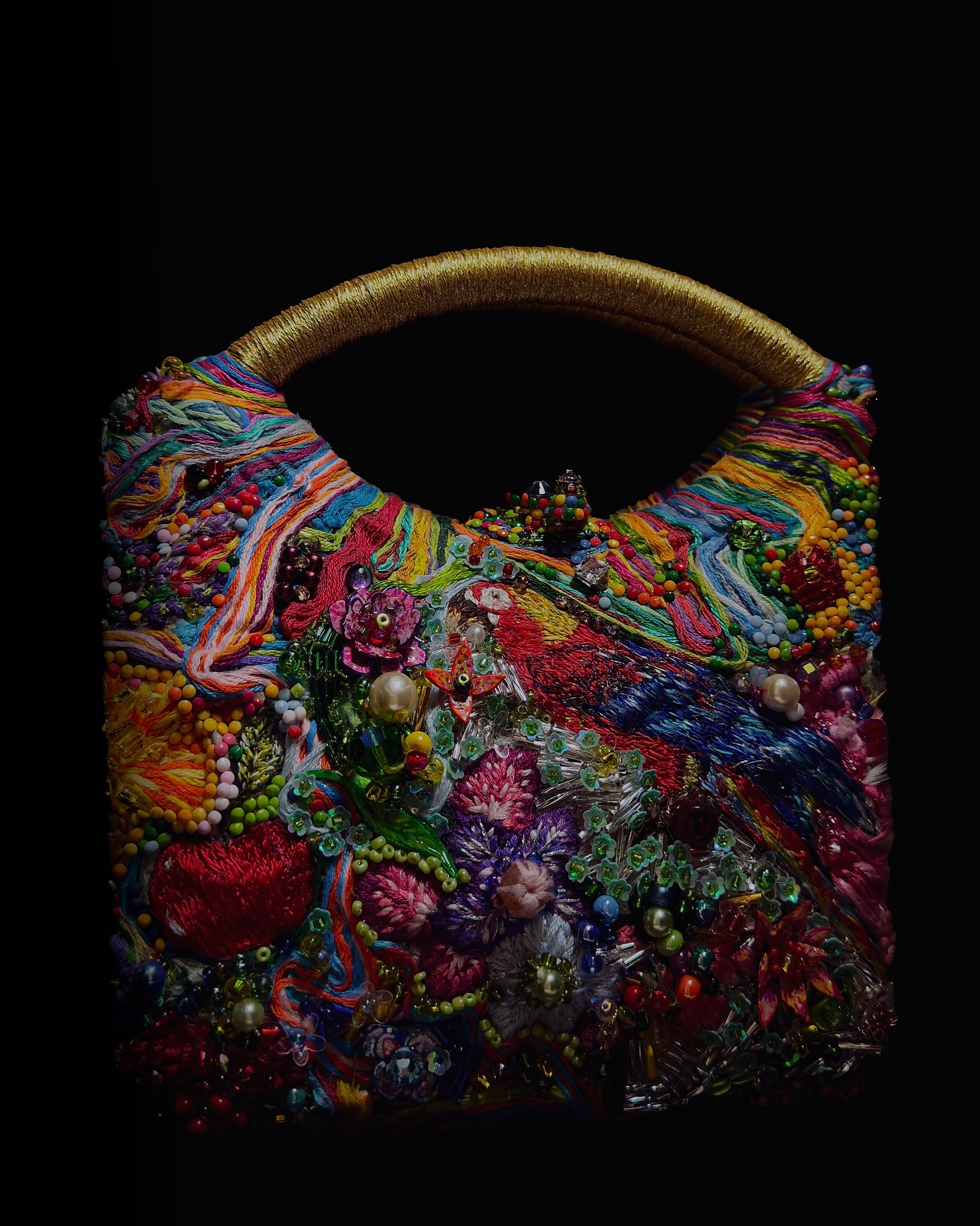 Le Jardin de Soie — broderie au fil de soie ovale, ara cardinal — format portrait préservé