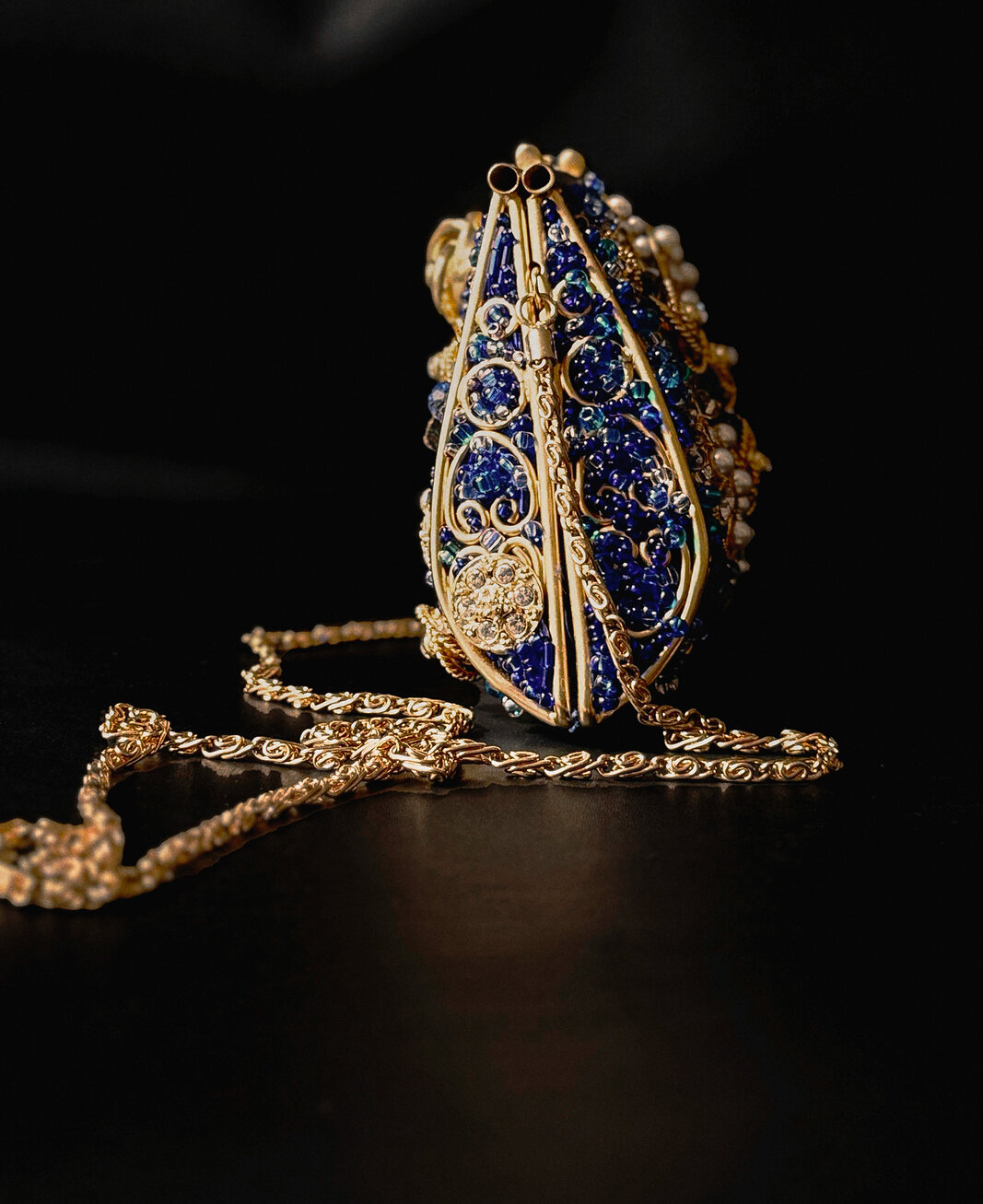 Le Jardin Royal — broderie et orfèvrerie, nuit en majesté